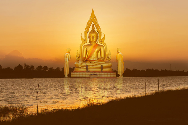 Imagen de Buda en el atardecer del río en Tailandia
 - Foto, imagen