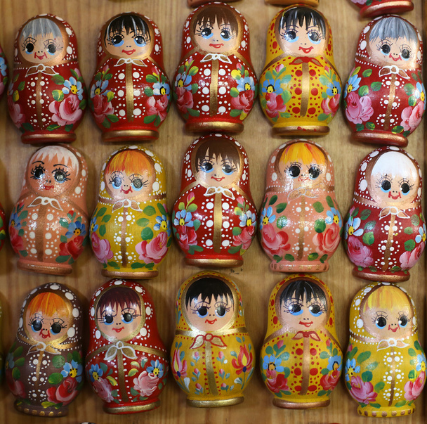 Bunte russische Holzpuppen als Kühlschrankmagnet - Foto, Bild