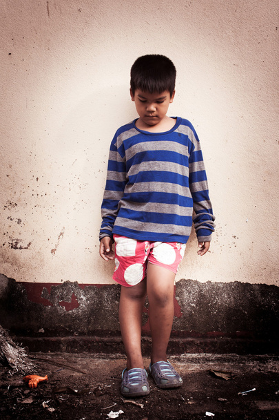 smutny chłopiec azjatyckich sam w pobliżu stary mur cementu, vintage ton - Zdjęcie, obraz