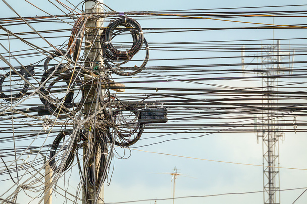 spousta drátů kabely chaotický na elektřinu sloupu v městě pro saf - Fotografie, Obrázek