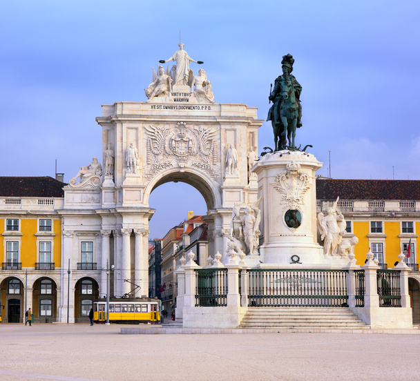 Lisszabon, Portugália, Alfama negyed és a Szent Jorge kastély - Fotó, kép