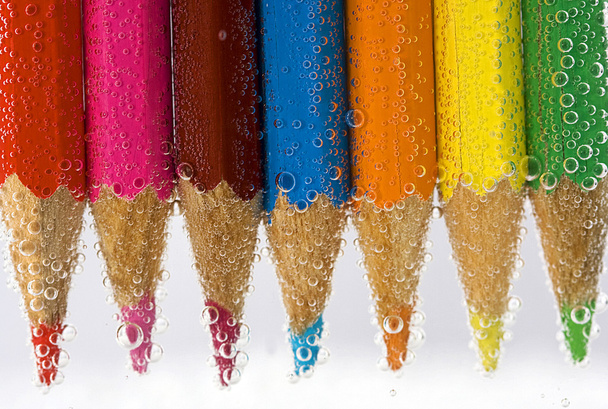 Crayons colorés gros plan sur fond blanc
 - Photo, image