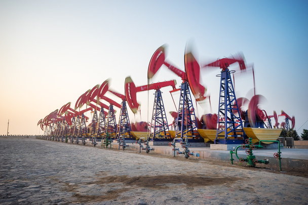 Arbeitende Ölplattform im Ölfeld bei klarem Himmel - Foto, Bild
