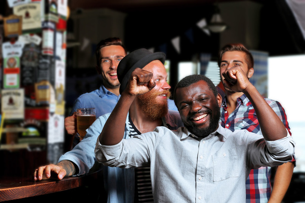 Hombres jóvenes bebiendo cerveza en el pub
 - Foto, Imagen