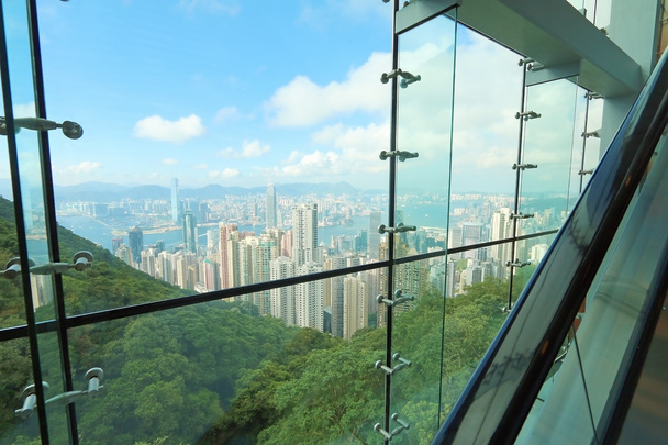 Uitzicht op Hong Kong via de glazen structuur - Foto, afbeelding