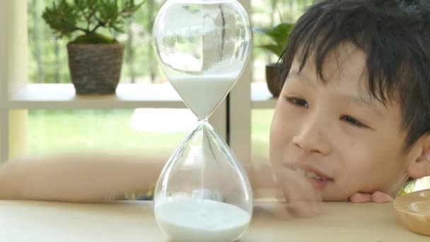 砂時計を見て少年 - 映像、動画