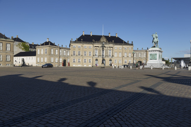 Praça Amalienborg com estátua equestre
 - Foto, Imagem