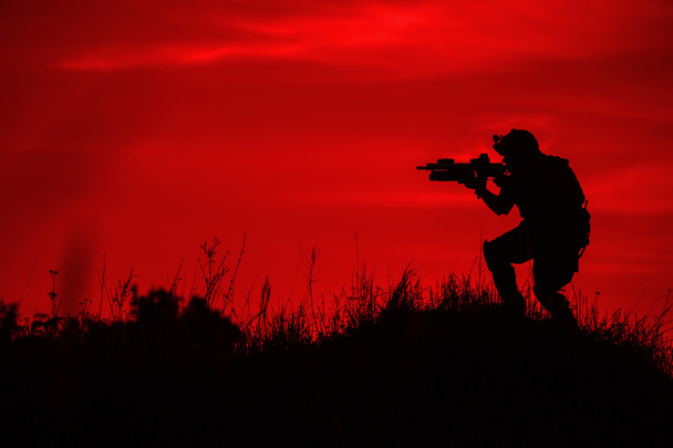 Silhouette of soldier with rifl - Φωτογραφία, εικόνα