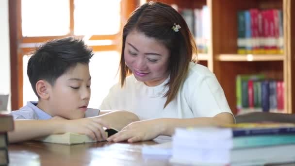 Lukeminen opettajan kanssa - peruskoulun poika lukee ääneen opettajalleen
 - Materiaali, video
