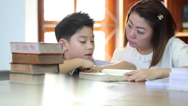 Okuma öğretmen ile - bir İlköğretim Okulu çocuk için onu öğretmen yüksek sesle okur - Video, Çekim