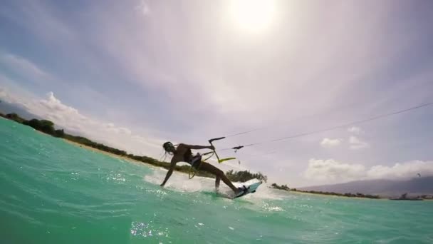 Kite Boarding Esportes Extremos de Verão POV GOPRO Slow Motion. Mulher jovem Kitesurf no oceano em biquíni
. - Filmagem, Vídeo