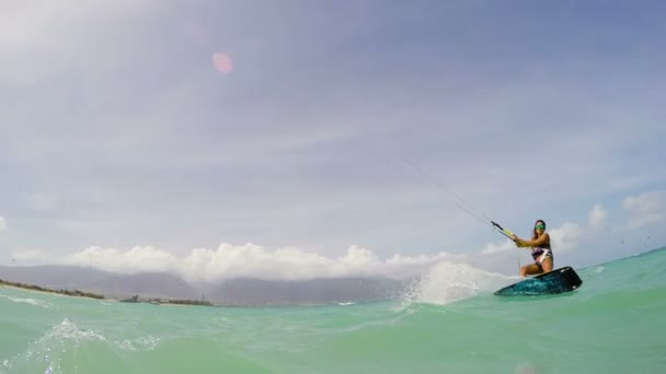 Mujer joven Kitesurf en Ocean in Bikini. POV GOPRO cámara lenta. Deportes extremos de diversión de verano
. - Imágenes, Vídeo
