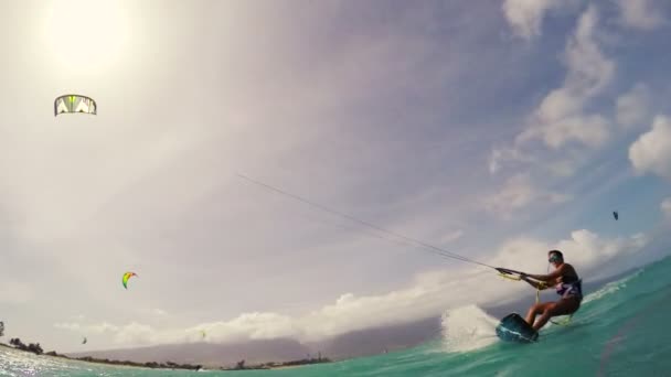 Mladá žena Kitesurfing v oceánu v Bikini. POV GOPRO Slow Motion. Letní zábava Extrémní sporty. - Záběry, video