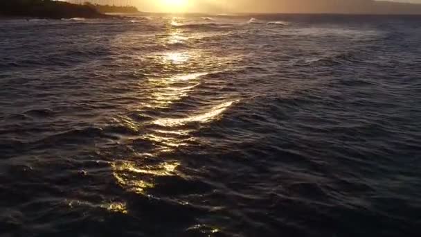 Vlucht Over oceaan golven bij zonsondergang. Geweldig uitzicht op de zonsondergang antenne Oceaan - Video