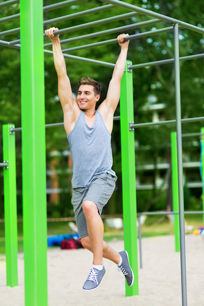 Jeune homme faisant de l'exercice au gymnase extérieur
 - Photo, image