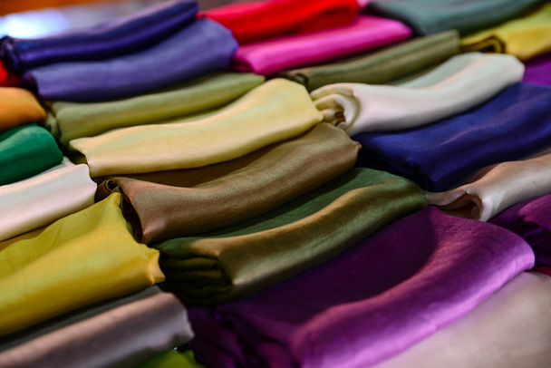 Tradiční oblečení z hedvábí se prodávají v Inle lake, Myanmar - Fotografie, Obrázek