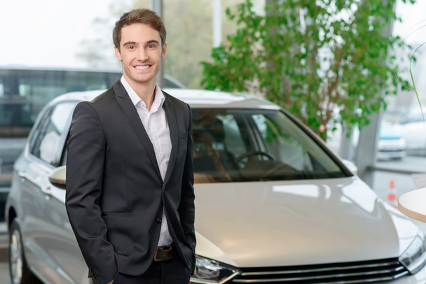 Customer is standing in front of a car. - 写真・画像