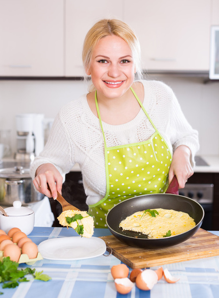 Housewife making omlet  - Foto, afbeelding