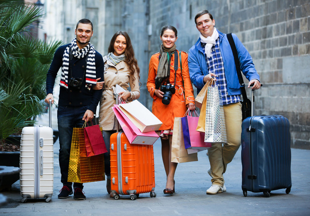 Adultos jóvenes en gira de compras - Foto, Imagen