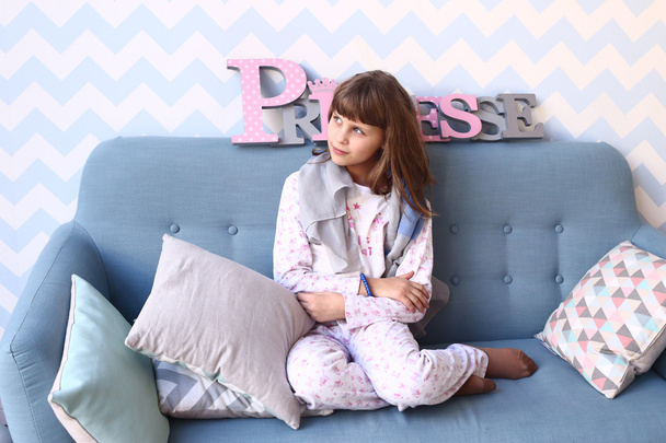  девушка на диване в пижаме с подушками
 - Фото, изображение
