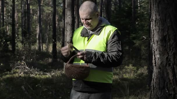 Man with mushroom and basket in forest in autumn - Footage, Video