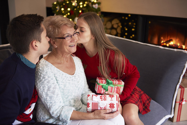 Großmutter und Enkel mit Weihnachtsgeschenken - Foto, Bild