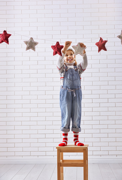 child hangs the stars - Фото, зображення