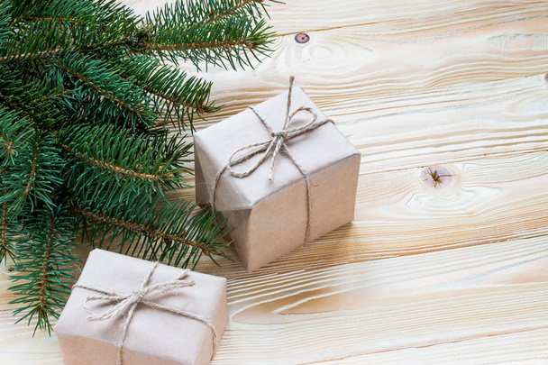Kraft kağıt içinde paketlenmiş Noel hediyeleri - Fotoğraf, Görsel