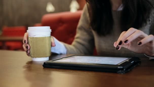 カフェでタブレットのタッチ スクリーンを使用して女性の手 - 映像、動画