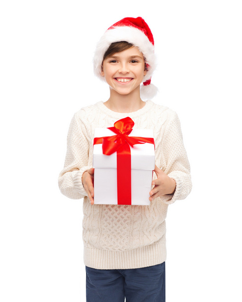 smiling happy boy in santa hat with gift box - Foto, Imagen