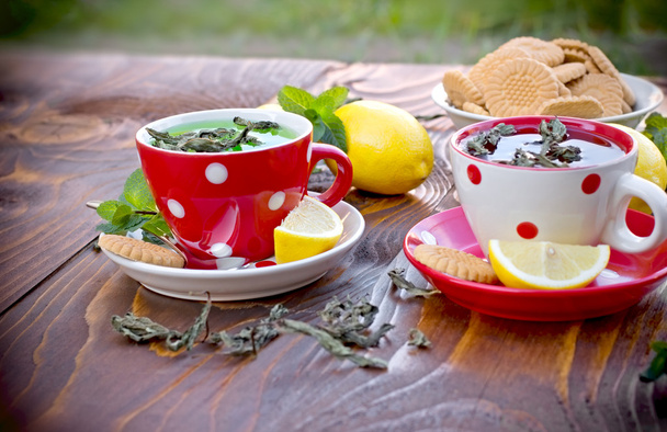 Chá de menta na mesa
 - Foto, Imagem