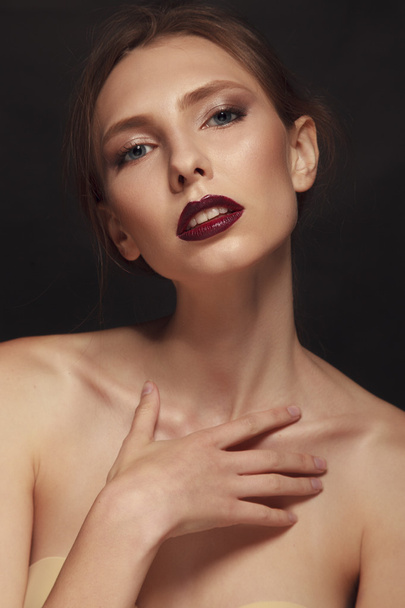 若い女性の赤い唇 - 写真・画像