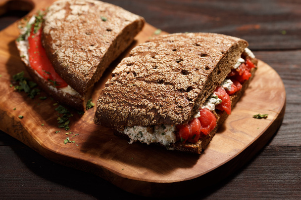 Roggen-Sandwich mit Lachs - Foto, Bild