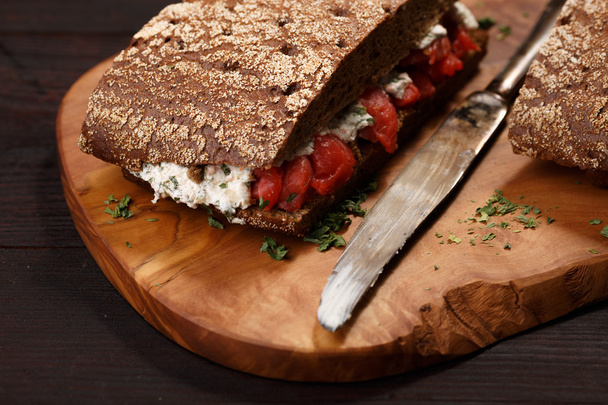 Sandwich pain de seigle au saumon
 - Photo, image
