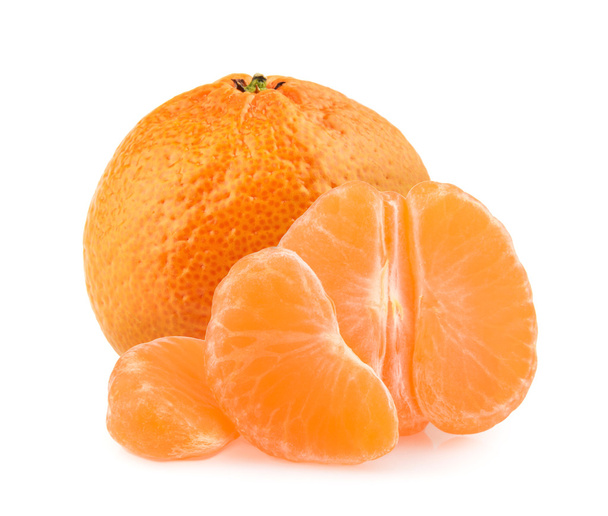 Mandarinky s plátky izolovaných na bílém pozadí - Fotografie, Obrázek