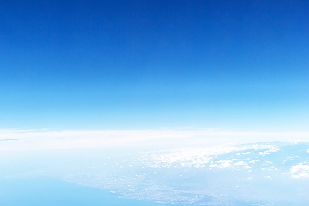 witte wolken en blauwe hemel, neem een foto op het vliegtuig - Foto, afbeelding