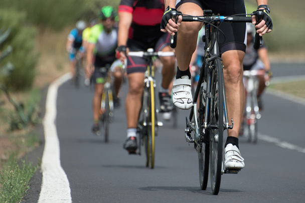 Grupo de ciclista na corrida profissional
 - Foto, Imagem
