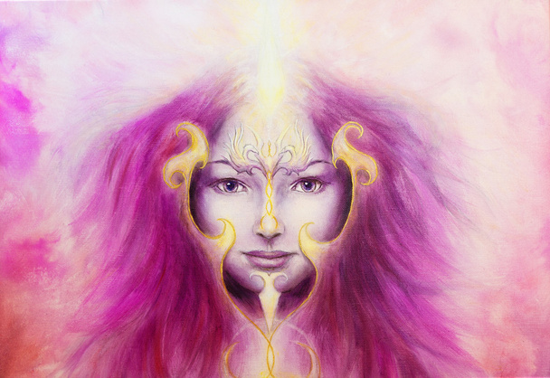 Мистическая женщина с золотой орнаментальной татуировкой и двумя птицами феникса на фиолетовом фоне. зрительный контакт
. - Фото, изображение