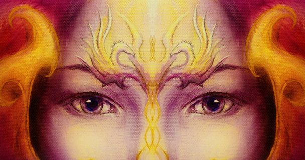 Cara de mujer mística con tatuaje ornamental dorado y dos aves fénix, fondo púrpura. contacto visual
. - Foto, imagen
