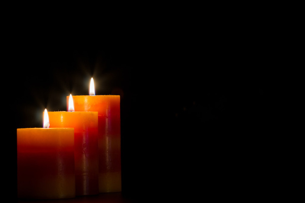 Kaarsen met zwarte achtergrond - Foto, afbeelding