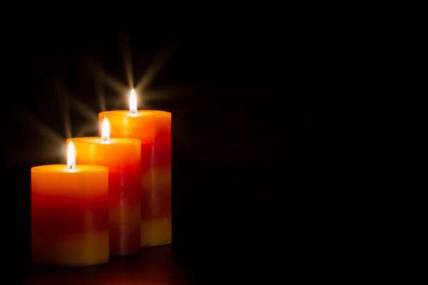 Свечи с черным фоном - Фото, изображение
