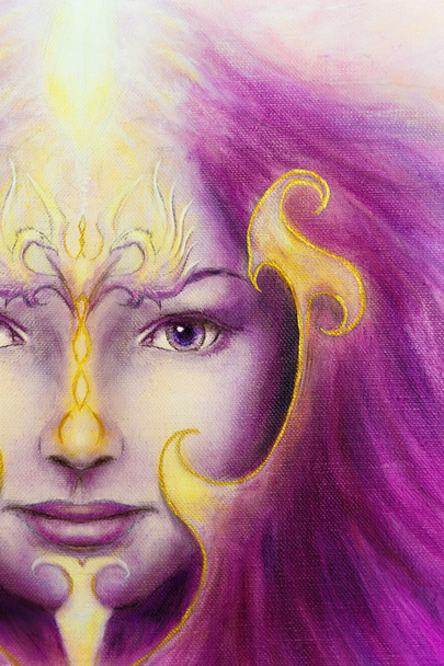 Femme mystique visage avec tatouage ornemental en or et deux oiseaux phénix, fond violet. contact visuel
. - Photo, image