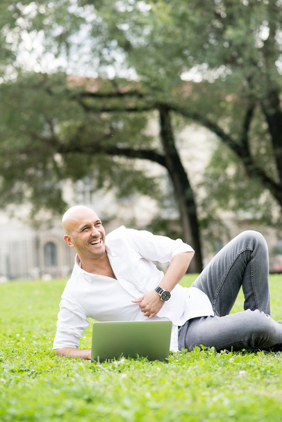 üzleti ember ül a városi parkban - Fotó, kép