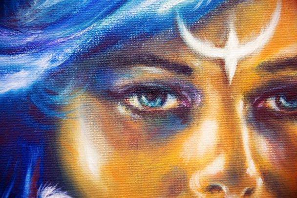Detalle Cara de mujer mística con tatuaje ornamental en la cara y el pelo azul, contacto visual
 - Foto, imagen