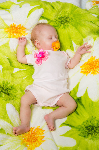ベビーベッドで寝ている 2 ヶ月の赤ちゃん - 写真・画像