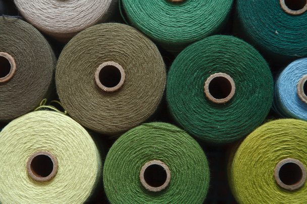 Закрыть цветные швейные нитки в качестве фона
 - Фото, изображение