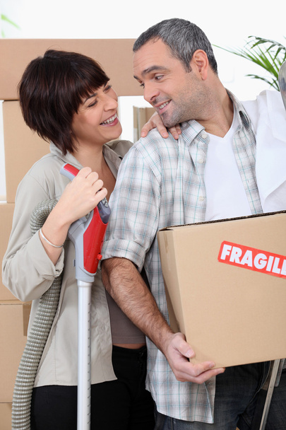 Paar zieht mit zerbrechlich gekennzeichneten Boxen in neues Zuhause - Foto, Bild