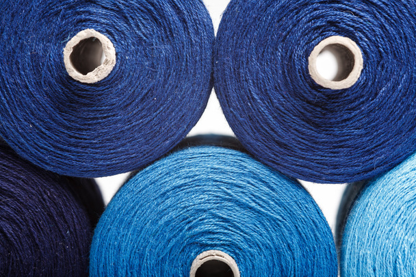 Hilos de costura azules como fondo de color de cerca
 - Foto, Imagen