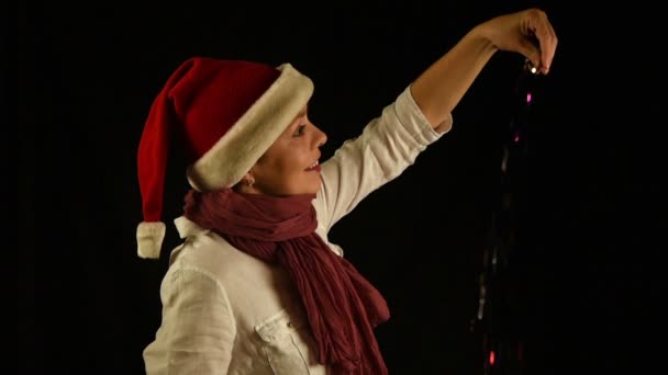 Nuori nainen punaisessa joulussa Santa kaataa konfettia
 - Materiaali, video