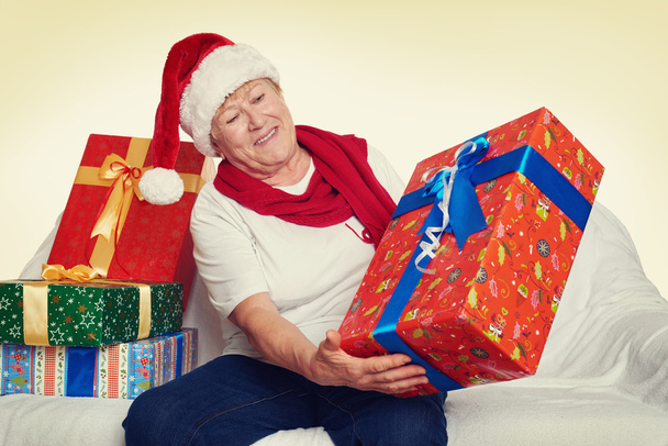 счастливая пожилая женщина с рождественским подарком коробка - праздничная концепция
 - Фото, изображение